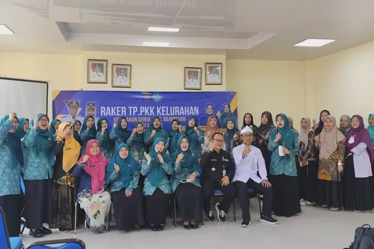 Ketua TP PKK Kota Depok Siti Barkah didampingi Camat Bojongsari, Rijal Farhan, Sekretaris Kelurahan Serua Komarudin saat Raker TP PKK Kelurahan Serua di Aula Kelurahan Serua, Kecamatan Bojongsari, Rabu (17/6) Siang. (RISKY DWI LESTARI/RADAR DEPOK)