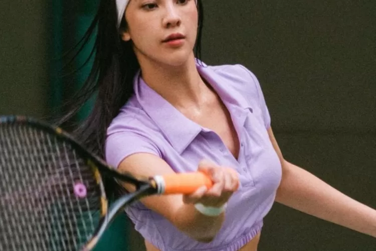Foto Anya Geraldine main tenis bikin salfok. (Foto/Instagram.)