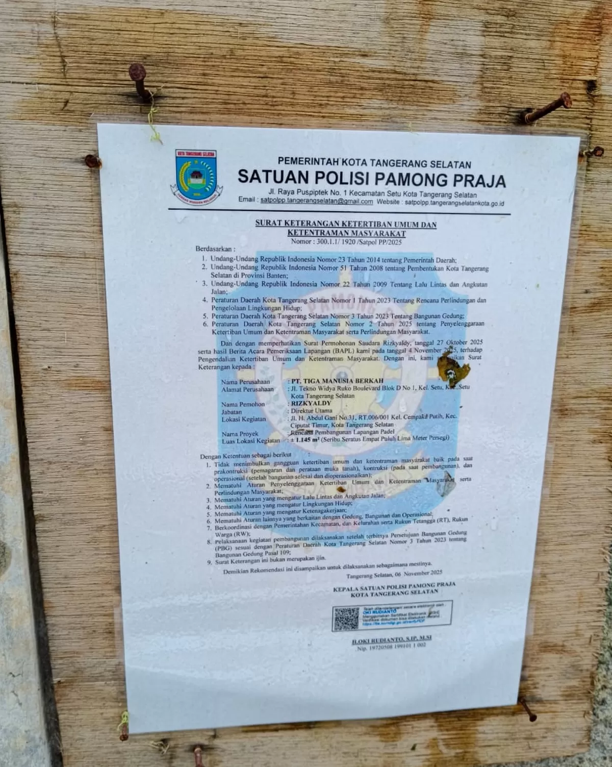 Di lokasi hanya terpasang Surat Keterangan Ketertiban Umum dan Ketenteraman Masyarakat