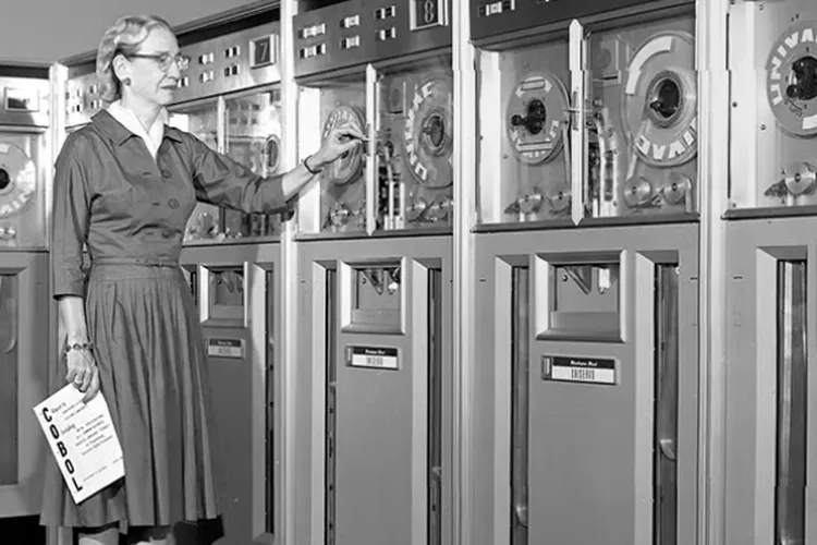 Fakta sejarah tentang Grace Hopper, sang Ratu kode komputer yang membuat jembatan antara mesin dan manusia di era Perang Dunia II (X)