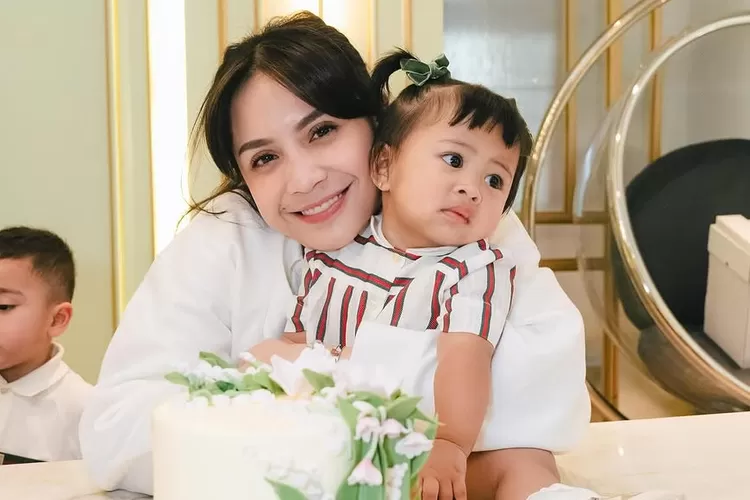 Nagita Slavina merayakan ulang tahun bayi Lily  (Foto: Gorajuara/ Instagram/ @raffinagita1717)