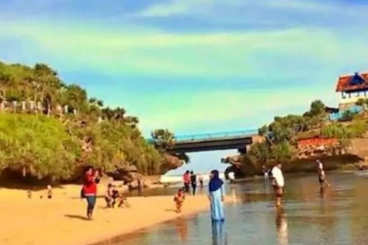 Libur Lebaran, Pantai Kukup penuh dengan keceriaan!  (www.nagantour.com)