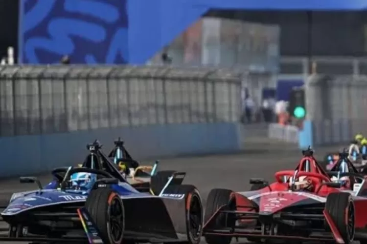 Formula E 2025 siap menggebrak Jakarta! Pada 21 Juni mendatang, mobil listrik generasi terbaru akan bersaing sengit di Jakarta International E-Prix Circuit.  (www.rri.co.id)