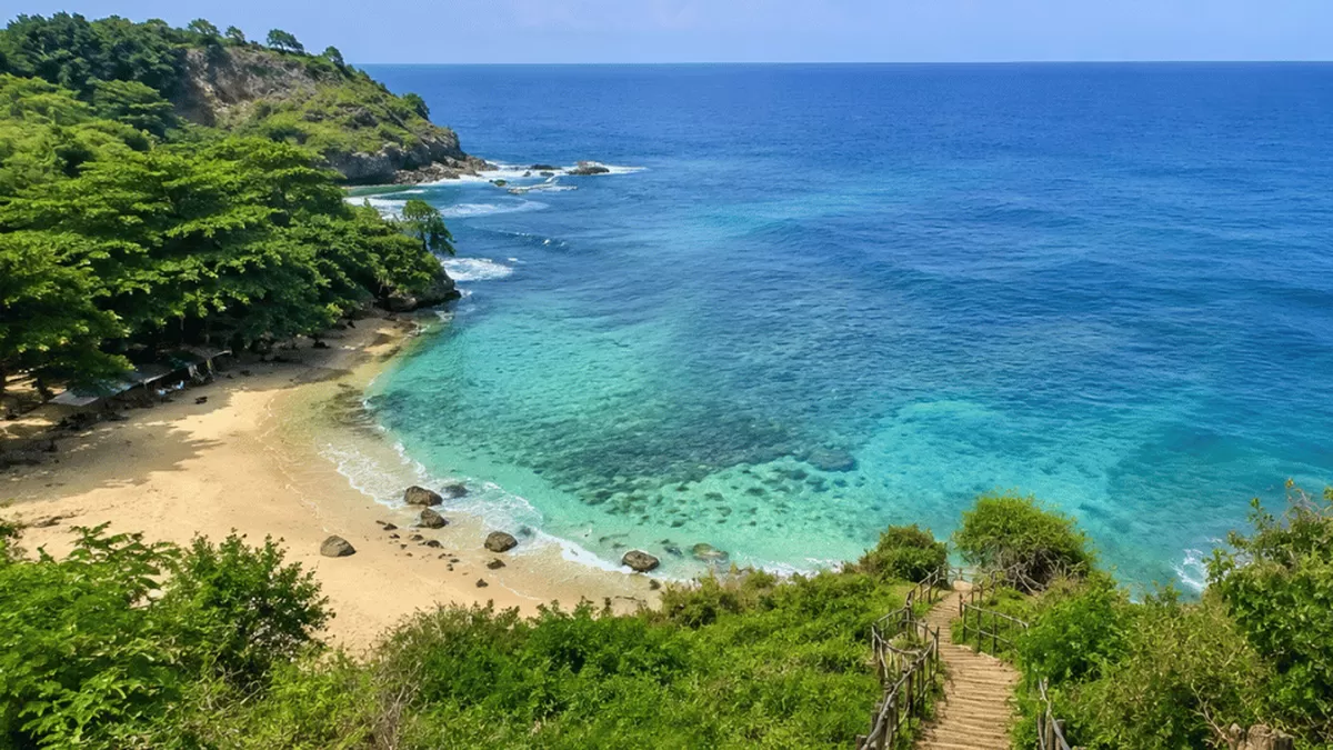 Pantai Ngetun di Gunungkidul menawarkan pesona alam yang masih asri dengan perpaduan pasir putih, air laut jernih, tebing hijau, dan pepohonan rindang yang membuat suasana tetap sejuk meski di siang hari. Dari bibir pantai hingga Puncak Watu Gentong, setiap sudutnya menyuguhkan panorama yang memanja
