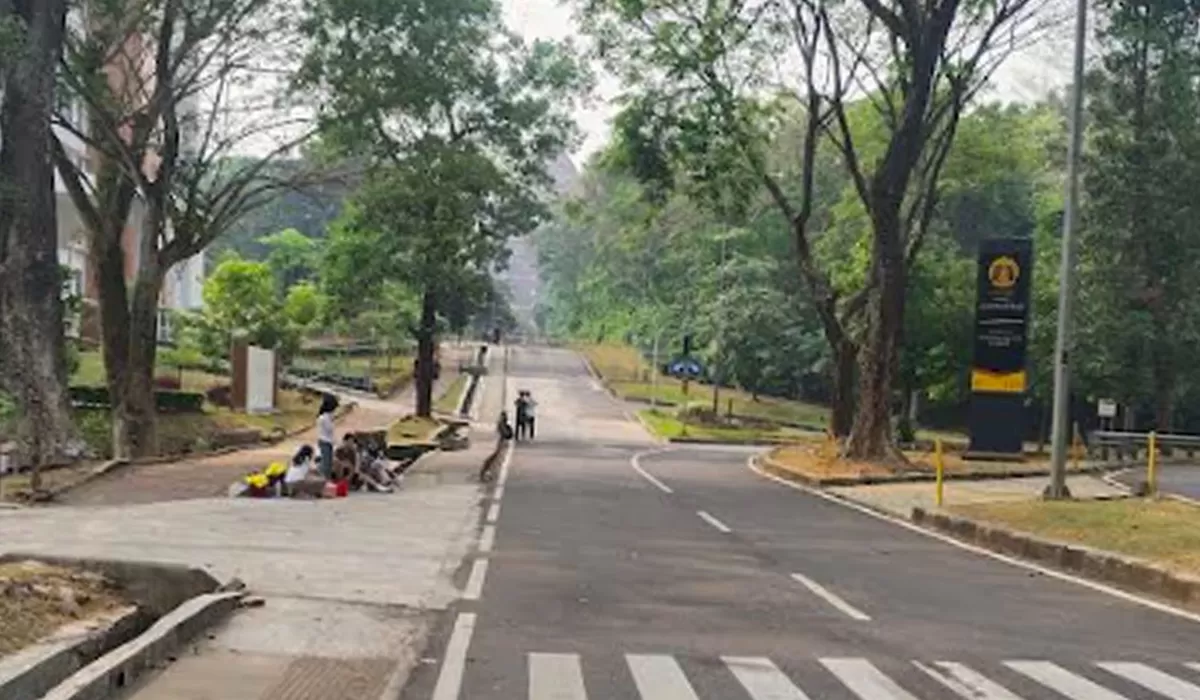 Universitas Indonesia menjadi tempat jogging favorit di Depok. Suasana adem, pepohonan rindang, dan udara sejuk membuat olahraga Minggu pagi makin nyaman. (Foto; Herwin)