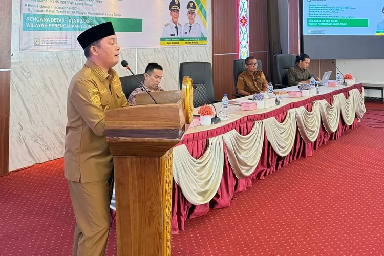 Wabup Rahmanto dalam rapat konsultasi publik ke-2 dan Focus Group Discussion (FGD) penyusunan dokumen tersebut yang digelar di Aula PUPR, Puruk Cahu, Senin (8/12/2025).