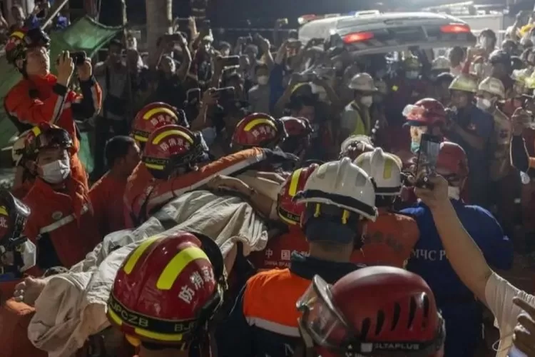 Tim SAR Tiongkok berhasil menyelamatkan 6 orang dari reruntuhan gempa di Myanmar.  (www.bharataradio738.com)