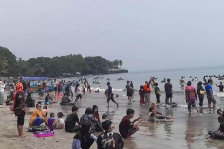 Liburan Lebaran 2025 menjadi momen yang dimanfaatkan masyarakat untuk berwisata bersama keluarga, salah satunya ke Pantai Carita di Kabupaten Pandeglang, Banten. (www.jpnn.com)