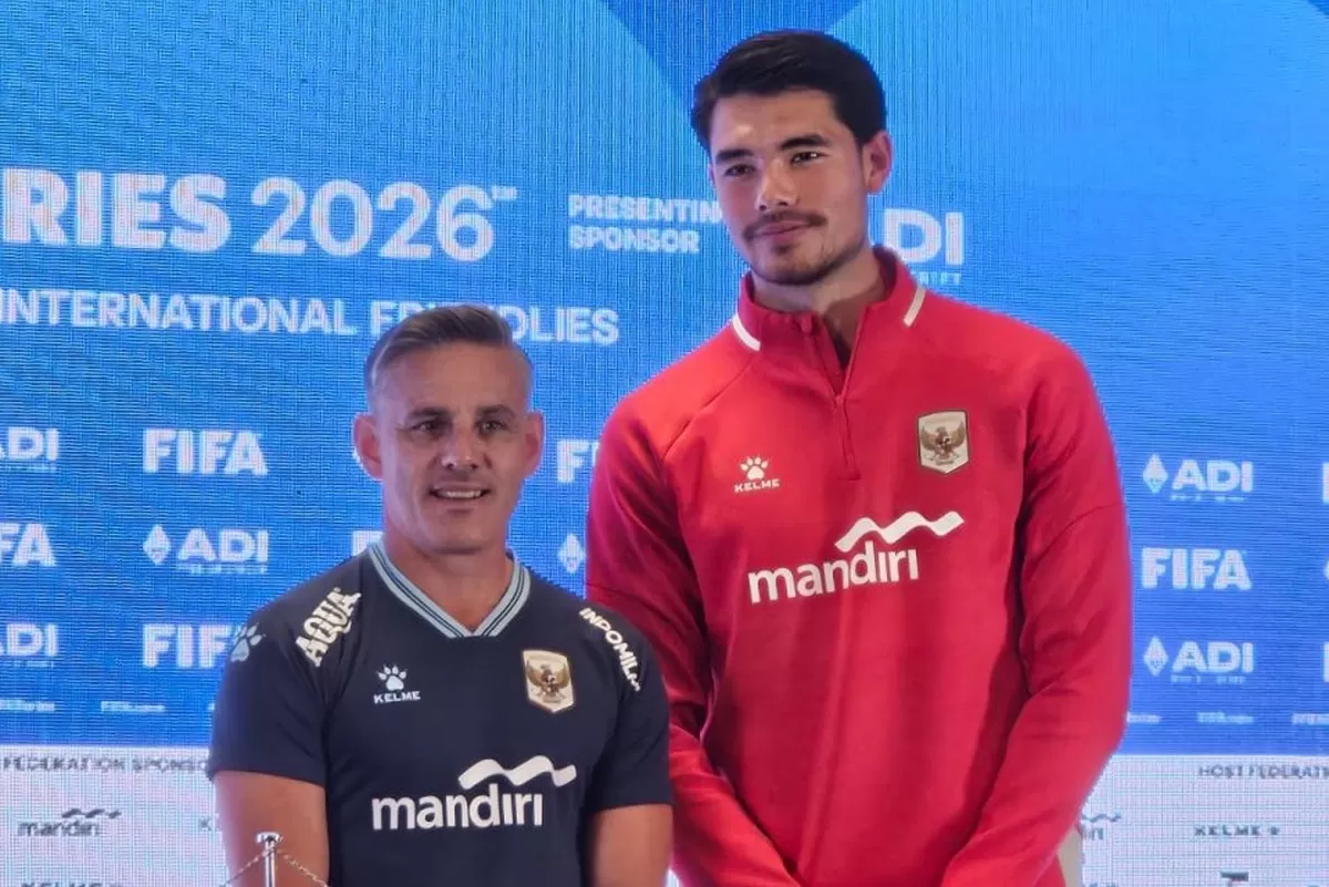 Pelatih timnas Indonesia John Herdman (kiri) dan pemain timnas Indonesia Elkan Baggott (kanan) berfoto bersama setelah mengikuti jumpa pers menjelang pertandingan FIFA Series melawan St Kitts and Nevis di Stadion Utama Gelora Bung Karno, Jakarta, Kamis (26/3/2026).  (Dok. Senayan Post)