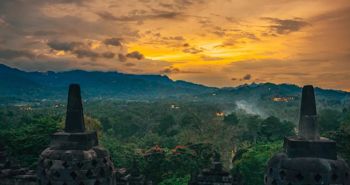 Melukis magis langit senja di atas struktur Candi Borobudur lewat 'Borobudur Sunset'