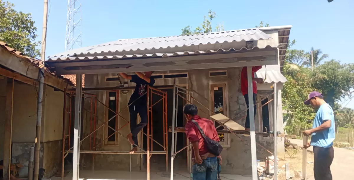 Program Ganti Atap Rumah Wartawan yang digagas PT Sirkular Karya Indonesia (SKI) bersama Promedia Group dan didukung produk atap Alduro terus berlanjut sebagai bentuk kepedulian terhadap kesejahteraan insan pers. (Dok. Promedia Group)