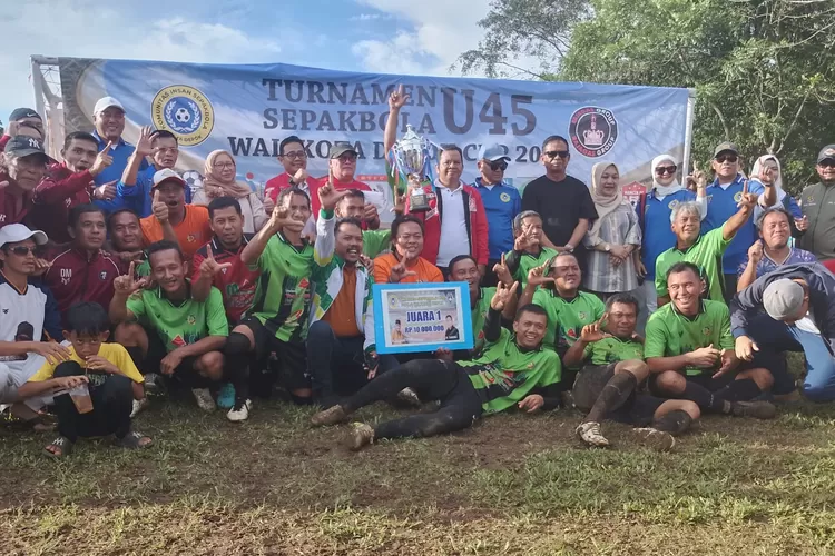 Forum Pemuda Limo berhasil keluar sebagai juara dalam Turnamen Sepak Bola U-45, di Lapangan Sepak Bola Lembah Abadi, Sukmajaya, Depok. (RADAR DEPOK)