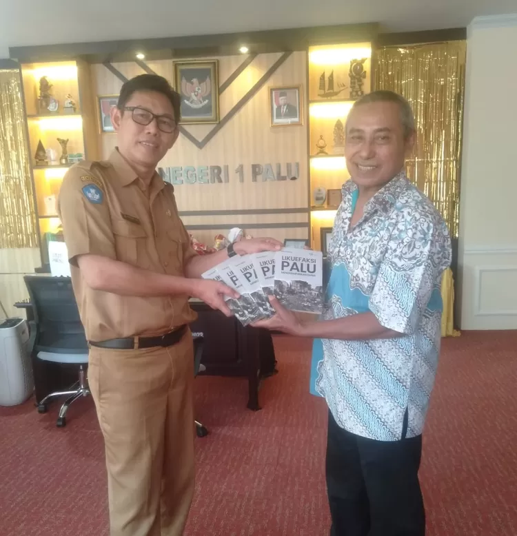Tasman Banto menyumbangkan buku karyanya kepada dua sekolah di Palu. Yaitu SMP AL Azhar Mandiri Palu dan SMA Negeri 1 Palu. (Foto: Ist).
