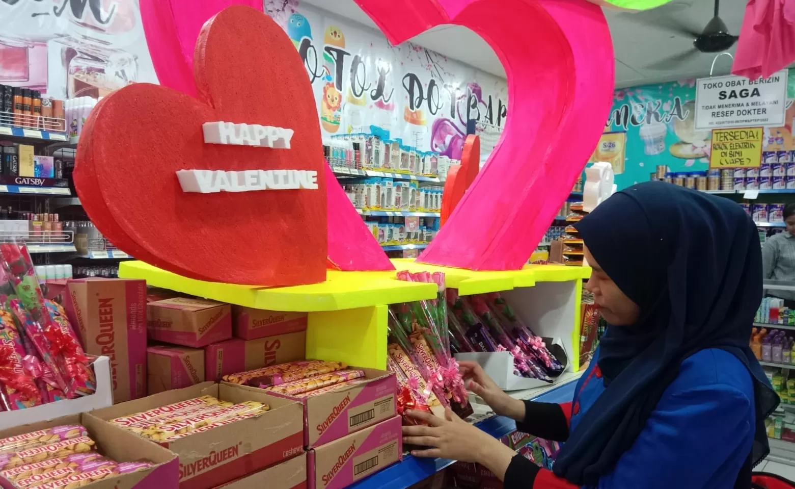 Saga Mal Jayapura menyediakan berbagai varian cokelat, Selasa (13/2). (YOHANA WENGGI/CENDERAWASIH POS)