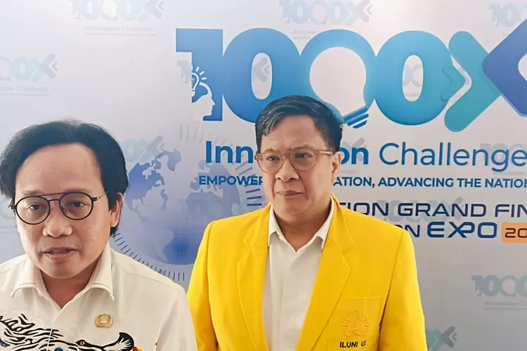 Ketua Iluni UI Didit Agripinanto Ratam (Jaket kuning) mendampingi Deputi Pengembangan Strategis Ekonomi Kreatif Kementerian Ekonomi Kreatif, Cecep Rukendi, di Auditorium R. Soeria Atmadja, FEB UI, Selasa (25/2). (ISTIMEWA)