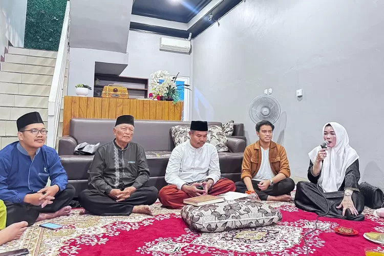 CEO PT Baba Pangan Indonesia, Dian Nurfarida (Paling Kanan) santuni 100 yatim dan duafa di Jalan Pramuka Raya, Kecamatan Pancoranmas, Depok. (RADAR DEPOK)