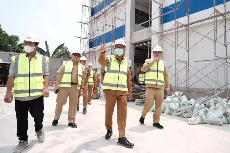 Wakil Walikota Depok, Imam Budi Hartono dan Kepala Disrumkim Kota Depok, Dadan Rustandi saat meninjau pembangunan SMPN pada Tahun 2023, beberapa waktu lalu. (ISTIMEWA)