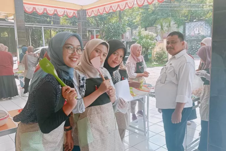 UJIAN : Saat peserta pelatihan tata boga tingkat Kelurahan Bojongsari Baru, Kecamatan Bojongsari, Kota Depok, mengikuti ujikompetensi prakik memasak dan wawancara di aula kantor kelurahan, akhir pekan kemarin. (ALDY RAMA/RADAR DEPOK)