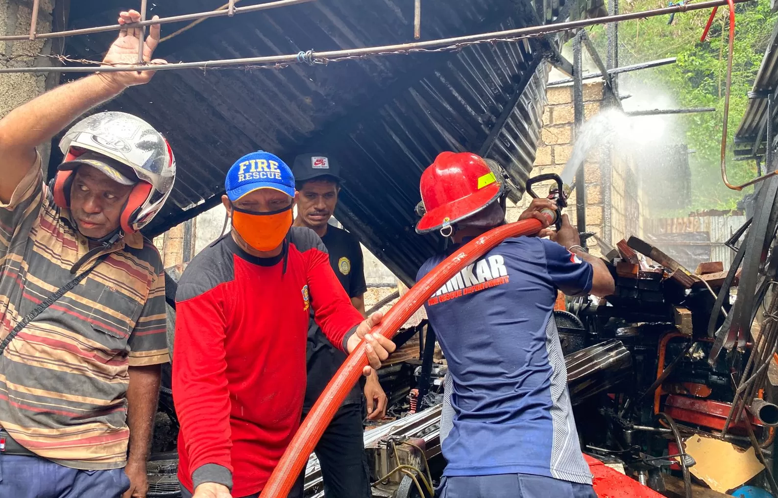 Kebakaran di Tasangkapura Kota Jayapura Kamis 21 Maret 2024. Petugas pemadam kebakaran tengah berupaya memadamkan api. (CENDERAWASOH POS/JIMIAMUS KARLODI)