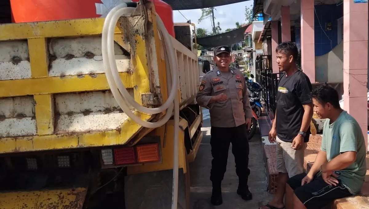 Pesonel Polsek Batu Ampar turut mengawasi distribusi air bersih di kawasan Tanjung Sengkuang dan Batu Merah./ist 