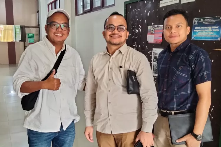 Tergugat V Jan Piter Pasaribu didampingi kuasa hukumnya Leo Fernando Zai diabadikan usai persidangan di pengadilan negeri Tarutung. (Realitasonline.id - AS)
