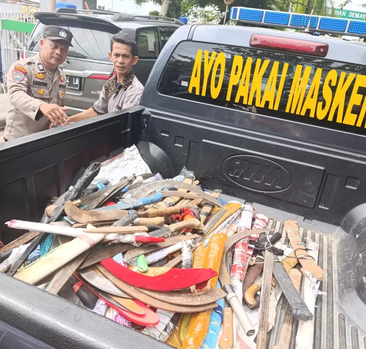 Ratusan senjata tajam yang disita dari penumpang kapal di Pelabuhan Semayang Balikpapan. 
