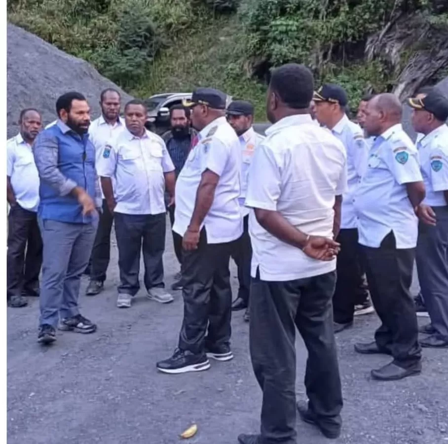 Wakil Bupati Tolikara Yotam Wonda,SH,M.Si melakukan kunjungan ke lokasi usaha milik PT Kembu Mandiri, di sela-sela menghadiri acara penamatan siswa/i Sekolah Alkitab Maranatha GIDI Mamit, Rabu 11/6). ((Ceposonline.com/Diskominfo Tolikara))