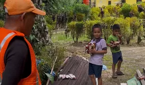 Senyum Lebar Anak anak Penyintas: Dus Isi Roti jadi Hadiah Berarti