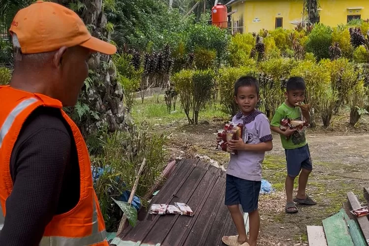 Senyum lebar tergores di wajah anak anak penyintas bencana di wilayah Muara Batang Toru, Kabupaten Tapanuli Selatan. (PANCA/METROPOLITAN)