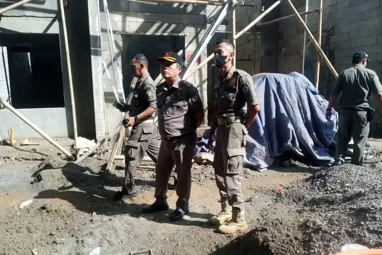 Kepala Satpol PP Depok Dede Hidayat saat meninjau Perumahan Pangeran Reaidence, beberapa waktu lalu. (Dokumentasi Satpol PP)