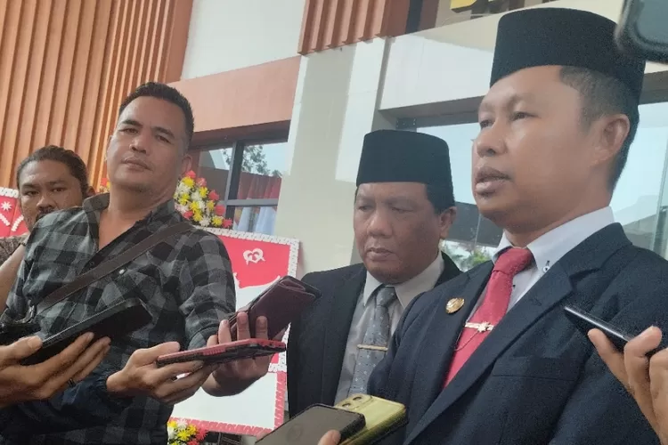 Pj Bupati Bogor Asmawa Tosepu saat memberikan keterangan kepada awak media prihal pencopotannya. (Diki Wahyudi)