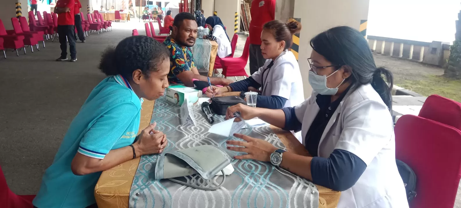 Pemeriksaan kesehatan gratis yang digelar Swiss-Belhotel Jayapura, Sabtu (24/2/2024). (CENDERAWASIH POS/YOHANA)