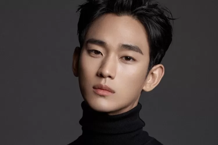 Aktor Kim Soo-hyun siap menjadi raja dunia barang palsu dalam serial terbaru Disney Plus berjudul 'Knockoff' yang dijadwalkan rilis pada tahun 2025. (GOLDMEDALIST)