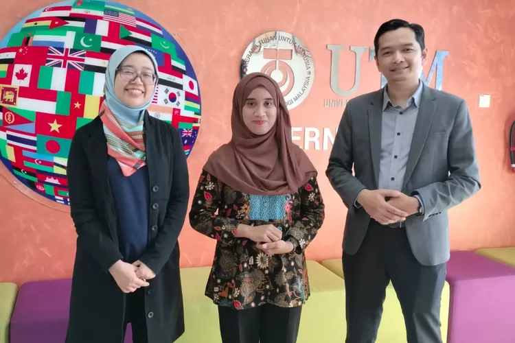 Sofya (tengah) saat mengunjungi Universitas di Malaysia 