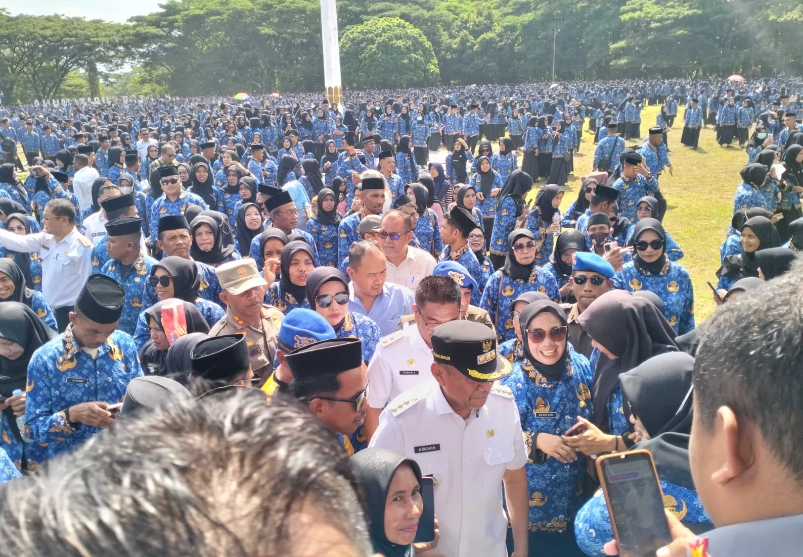 Bupati Muna di tengah para  tenaga PPPK PW usai pelantikan