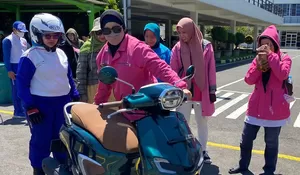 Ternyata, Begini Cara Kartini Zaman Now Belajar Naik Motor yang Aman dan Stylish