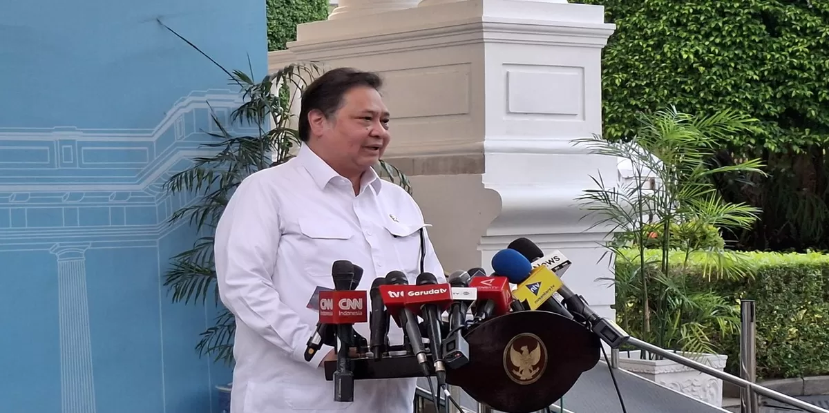 Menteri Koordinator bidang Perekonomian Airlangga Hartarto memberikan keterangan pers setalah rapat bersama Presiden RI Prabowo Subianto di Kompleks Istana Kepresidenan, Kamis (19/3/2026). (Kalimantansatu.com/Dok. Bakom RI)