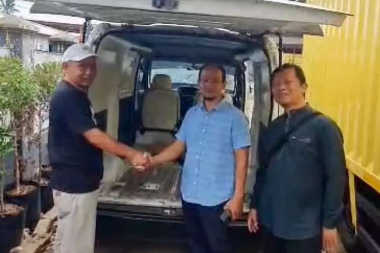 Kepala Gerai LAZ PERSIS Kota Tangerang, H. Bubun didampingi Ketua PD PERSIS Kota Tangerang, UStaz Budiman mmenerima hibah mobil dari H. Hartono