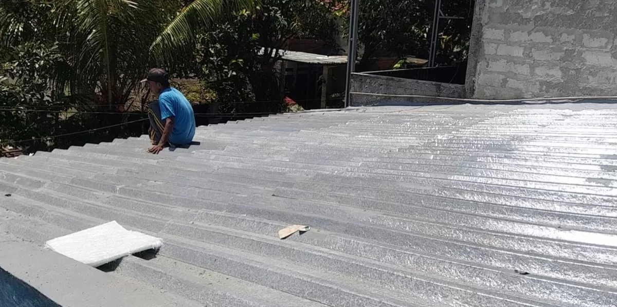 Penggantian atap dalam pelaksanaan program &lsquo;Ganti Atap Rumah Wartawan&rsquo; di salah satu rumah wartawan anggota Promedia Group di Citayam, Bogor. (Kalimantansatu.com/Dok. Promedia Group)