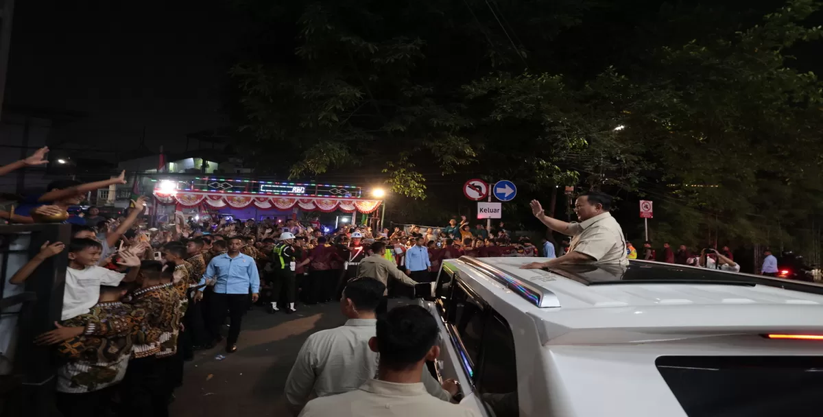 Presiden RI Prabowo Subianto menjajal Kereta Api (KA) Nusantara Explorer seusai rangkaian acara peresmian revitalisasi Stasiun Tawang di Kota Semarang serta seremoni akad massal KPR rumah subsidi dan KUR di Kabupaten Batang, Jawa Tengah, pada Kamis (30/7/2026). Saat perjalanan, ia menyapa warga. (Kalimantansatu.com/Dok. Bakom RI)
