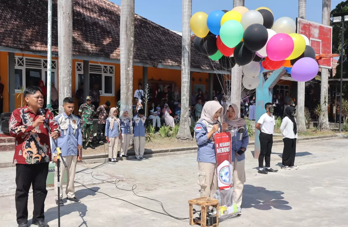 Proses pelepasan balon udara. (SketsaNusantara.id/As'ad Choirudin)