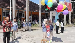 Filosofis: Tulis Cita-cita Setinggi Langit pada Balon Udara, Ratusan Peserta MPLS SMKN 3 Bondowoso Melepas Secara Bersamaan