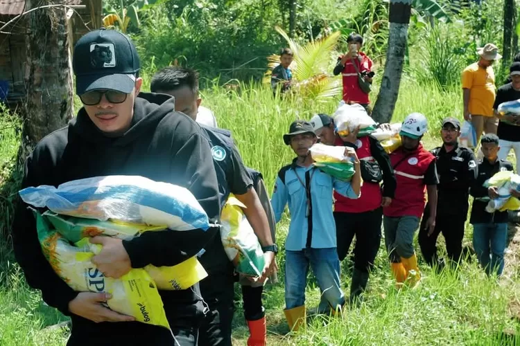 Atta Halilintar membawa bahan makanan untuk masyarakat terdampak musibah banjir bandang di Sumatra (Foto: Gorajuara/ Instagram/ @attahalilintar)