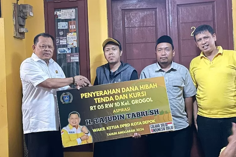 Wakil Ketua DPRD Depok H Tajudin Tabri (Paling kiri) saat memberikan dana hibah kepada salah satu RT di Kelurahan Grogol, Limo, Senin (6/1). (RADAR DEPOK)