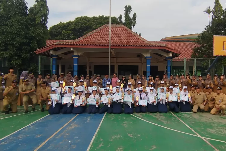Pelaksanaan pelepasan siswa kelas IX tahun ajaran 2024/2025 SMPN 2 Depok, di halaman sekolahnya, yang terletak di Jalan Bangau, Kelurahan Depok Jaya, Kecamatan Pancoranmas. (ANDIKA EKA/RADAR DEPOK)
