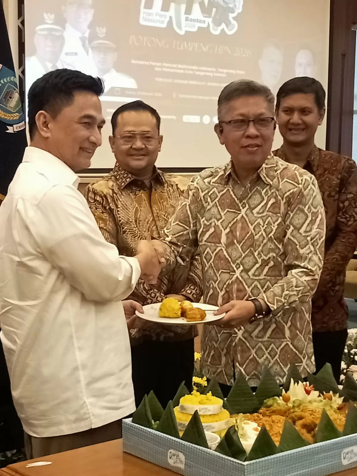 Prosesi potong tumpeng dalam peringatan Hari Pers Nasional (HPN) 2026 yang dirangkaikan dengan Pelatihan Jurnalistik dan Literasi Media 2026