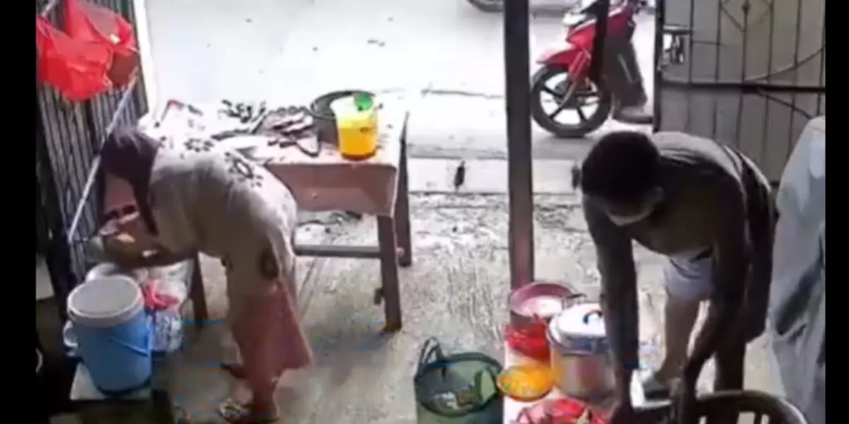 Rekaman CCTV memperlihatkan aksi seorang pria mencuri uang nenek penjual nasi uduk. (Instagram @info_pondokgede)