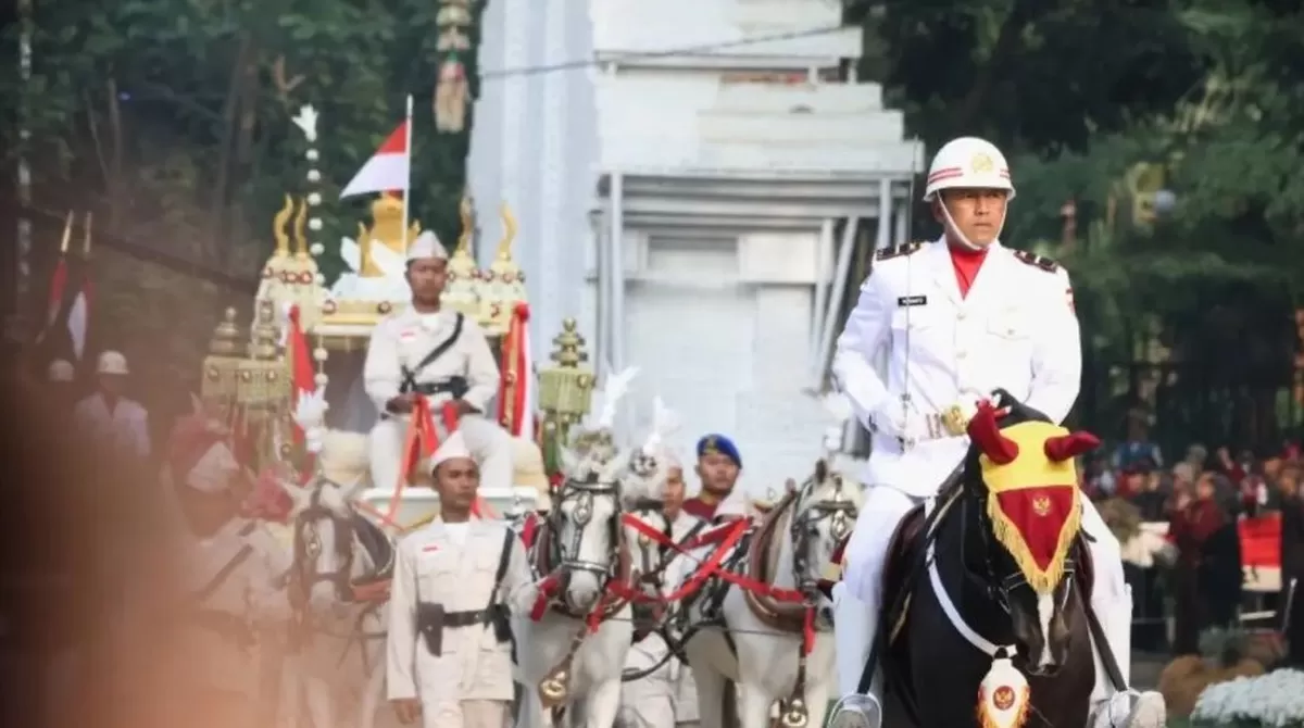 Potret Kirab Budaya jelang Upacara HUT ke-81 RI yang digelar pertama kali di Gedung Sate Bandung dipimpin Gubernur Jawa Barat, Dedi Mulyadi (Instagram/bakesbangpol_jabar)