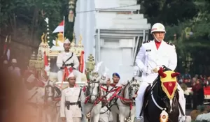 Kental dengan Nuansa Budaya Sunda, Sunan Ambu Mengiringi Kirab Bendera dalam Upacara HUT ke-81 RI yang Pertama Kali Digelar di Gedung Sate Bandung