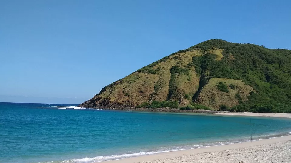 Pantai Mawun Lombok, Pesona Pasir Putih dan Laut Biru yang Menenangkan (ilustrasi)
